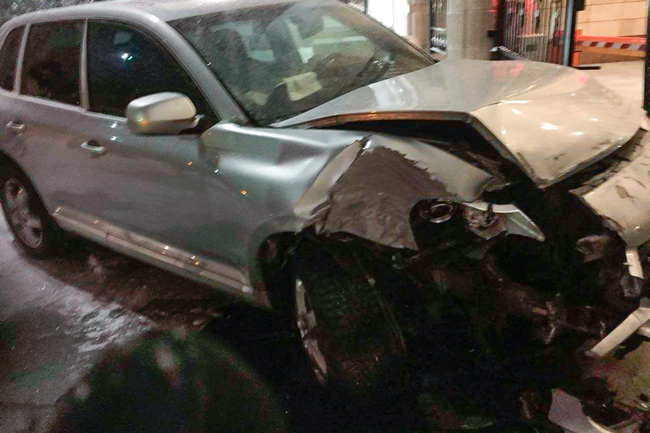 Cayenne с полицейскими врезался в ворота Акорды в Астане