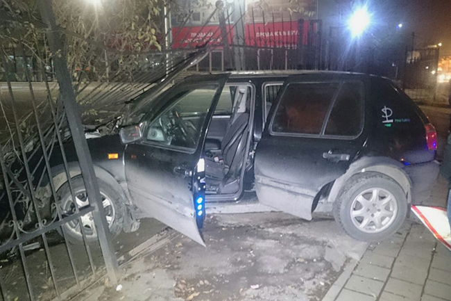 Открывшийся капот стал причиной ДТП в Алматы