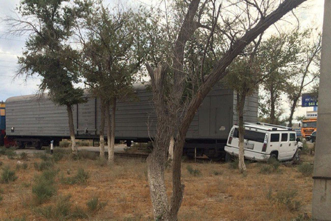 Поезд протаранил Hummer