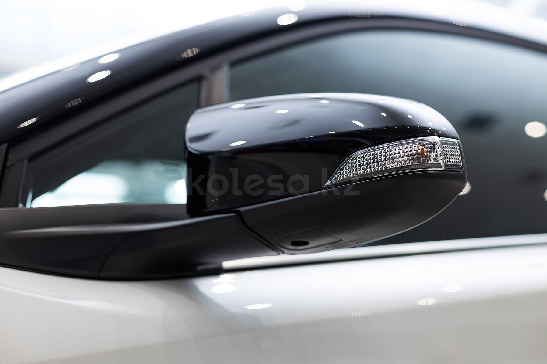 Toyota C-HR SUV 2019 - 2023 года