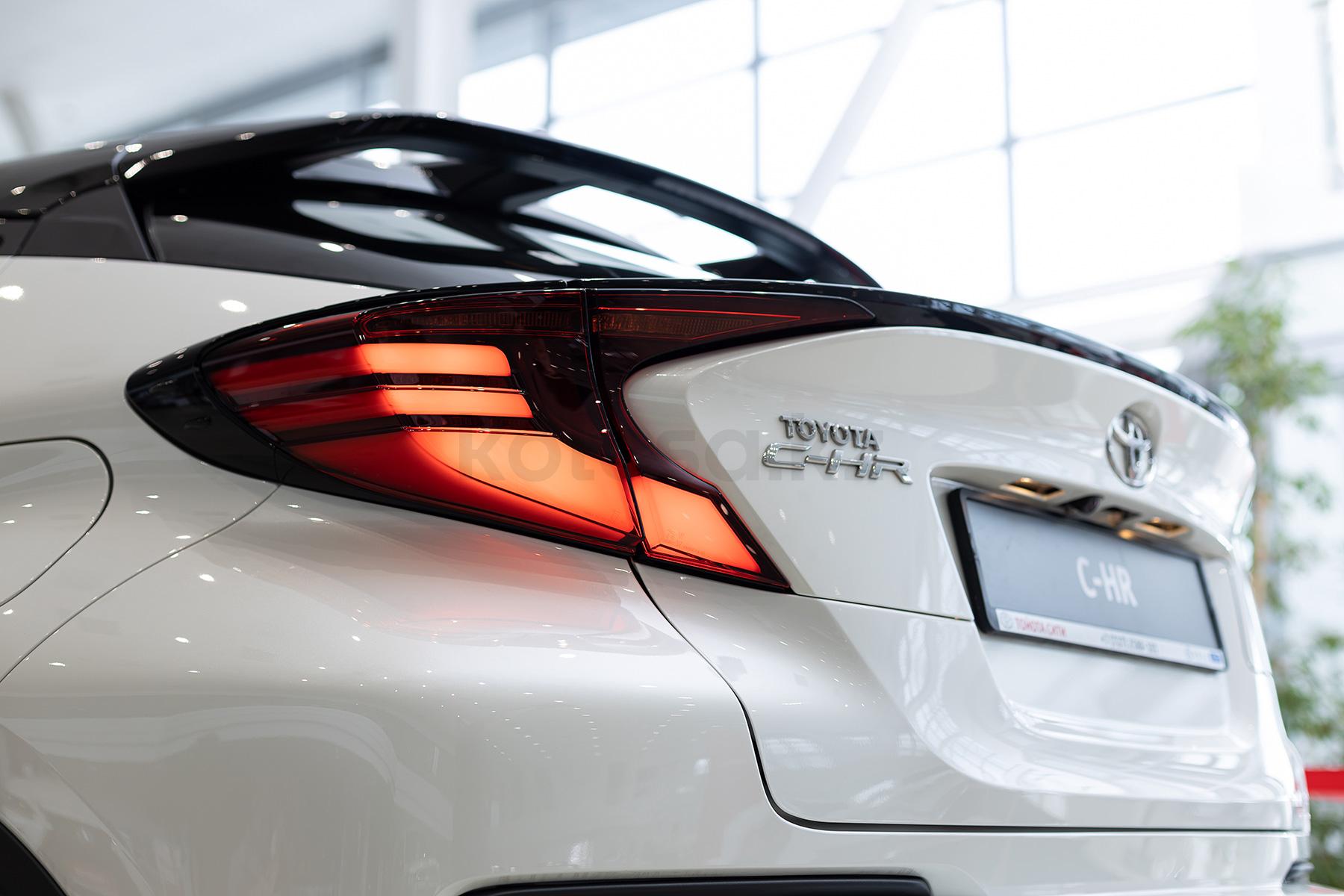 Toyota C-HR SUV 2019 - 2023 года