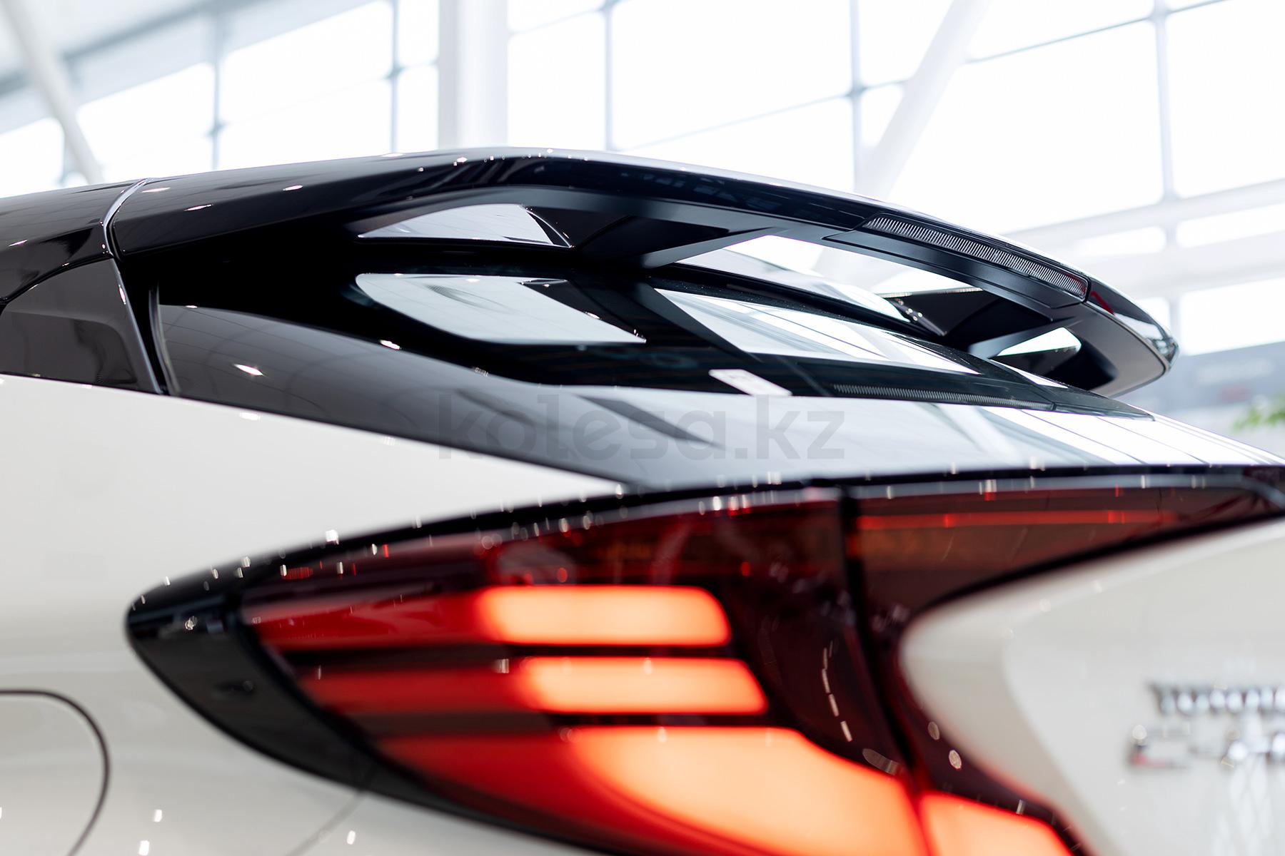 Toyota C-HR SUV 2019 - 2023 года