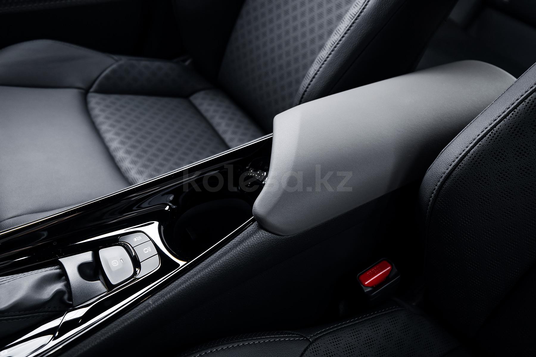 Toyota C-HR SUV 2019 - 2023 года