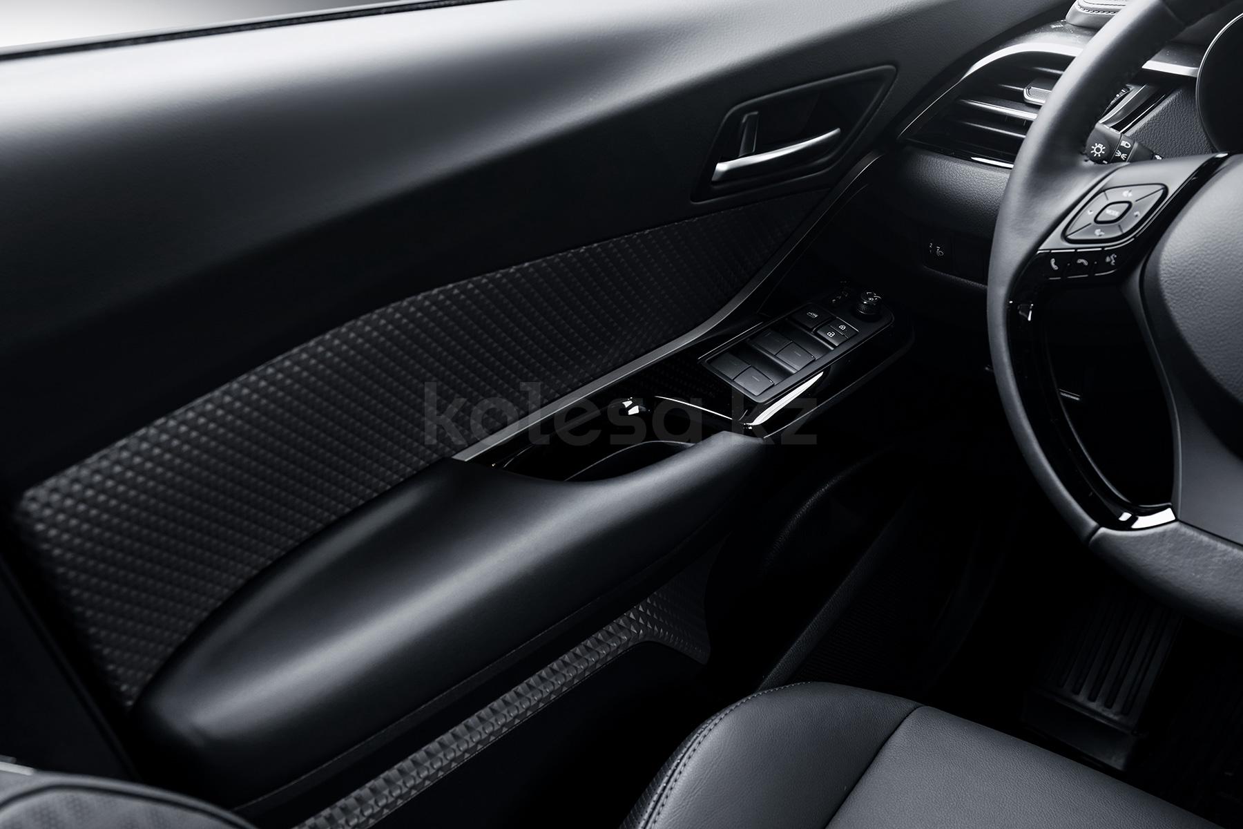 Toyota C-HR SUV 2019 - 2023 года