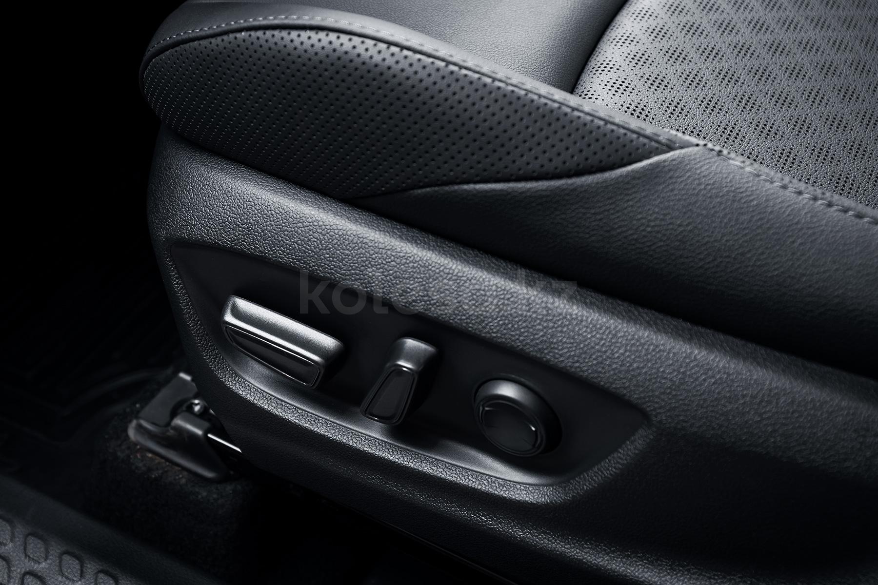 Toyota C-HR SUV 2019 - 2023 года