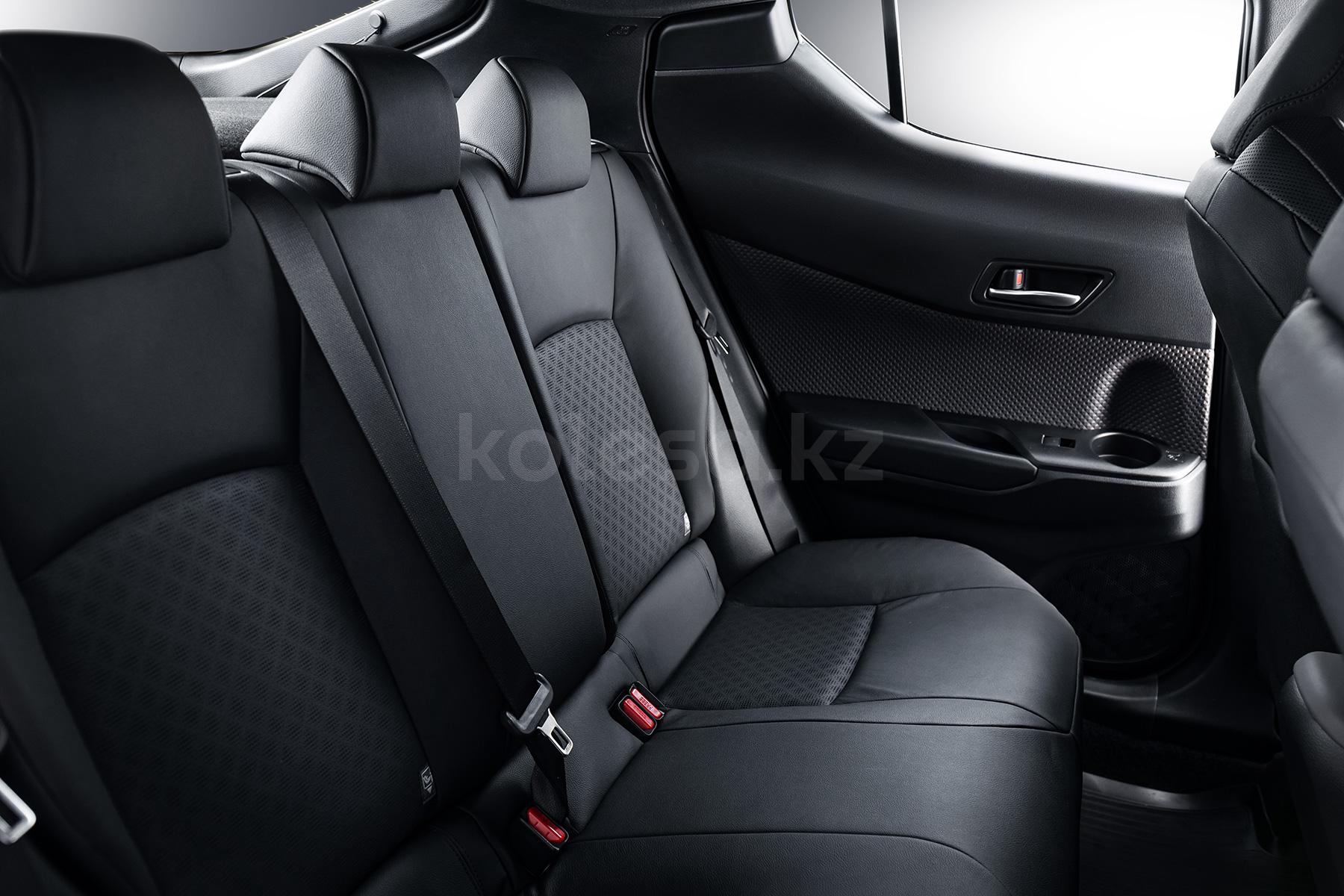 Toyota C-HR SUV 2019 - 2023 года