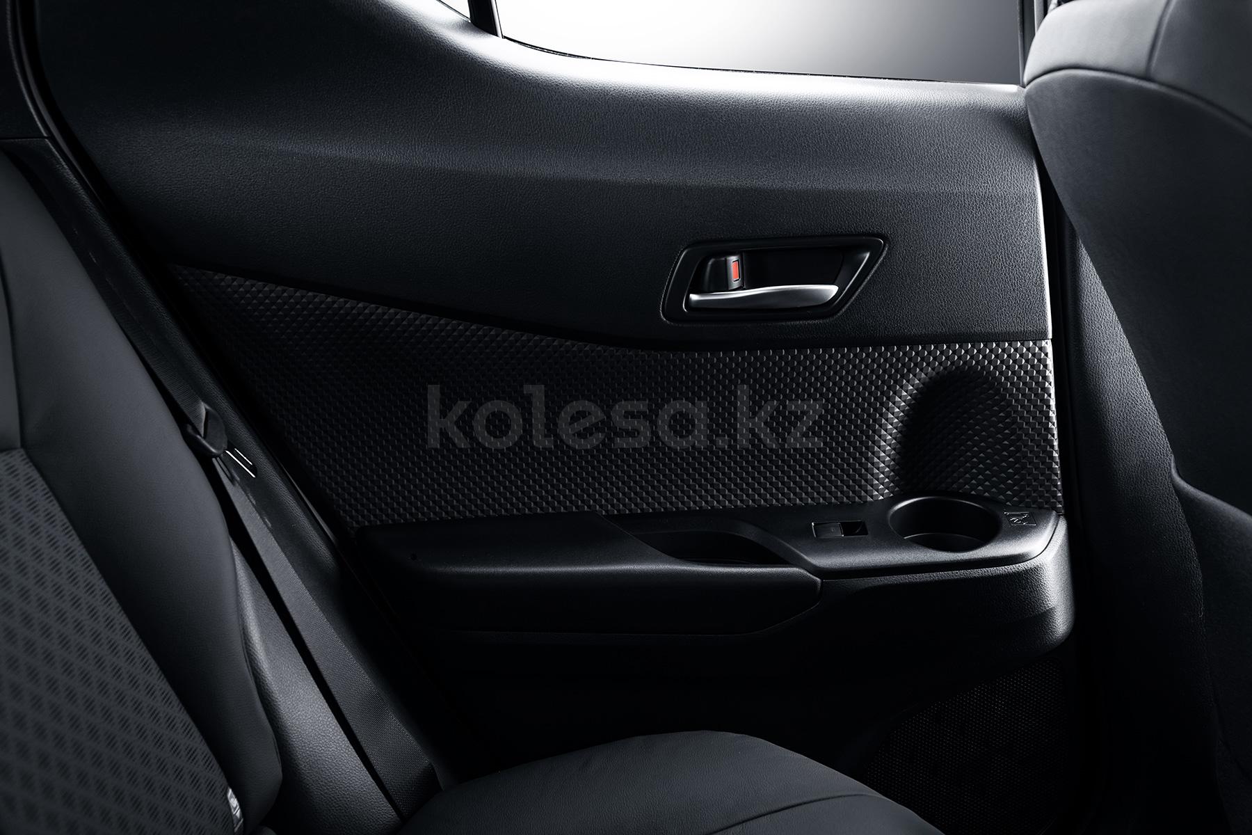 Toyota C-HR SUV 2019 - 2023 года