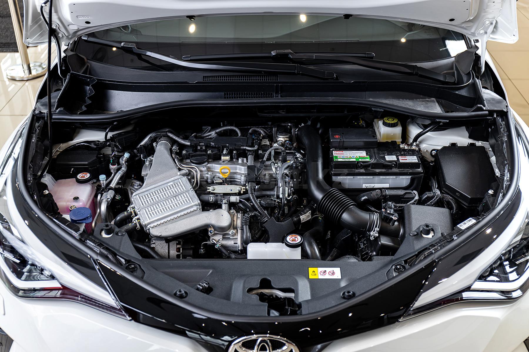 Toyota C-HR SUV 2019 - 2023 года