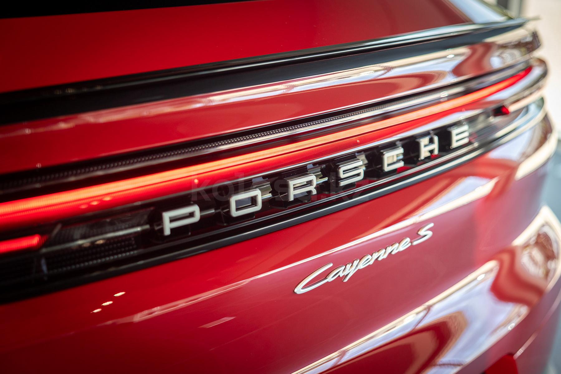 Porsche Cayenne SUV 2017 - н.в. года от 56 000 000 тенге