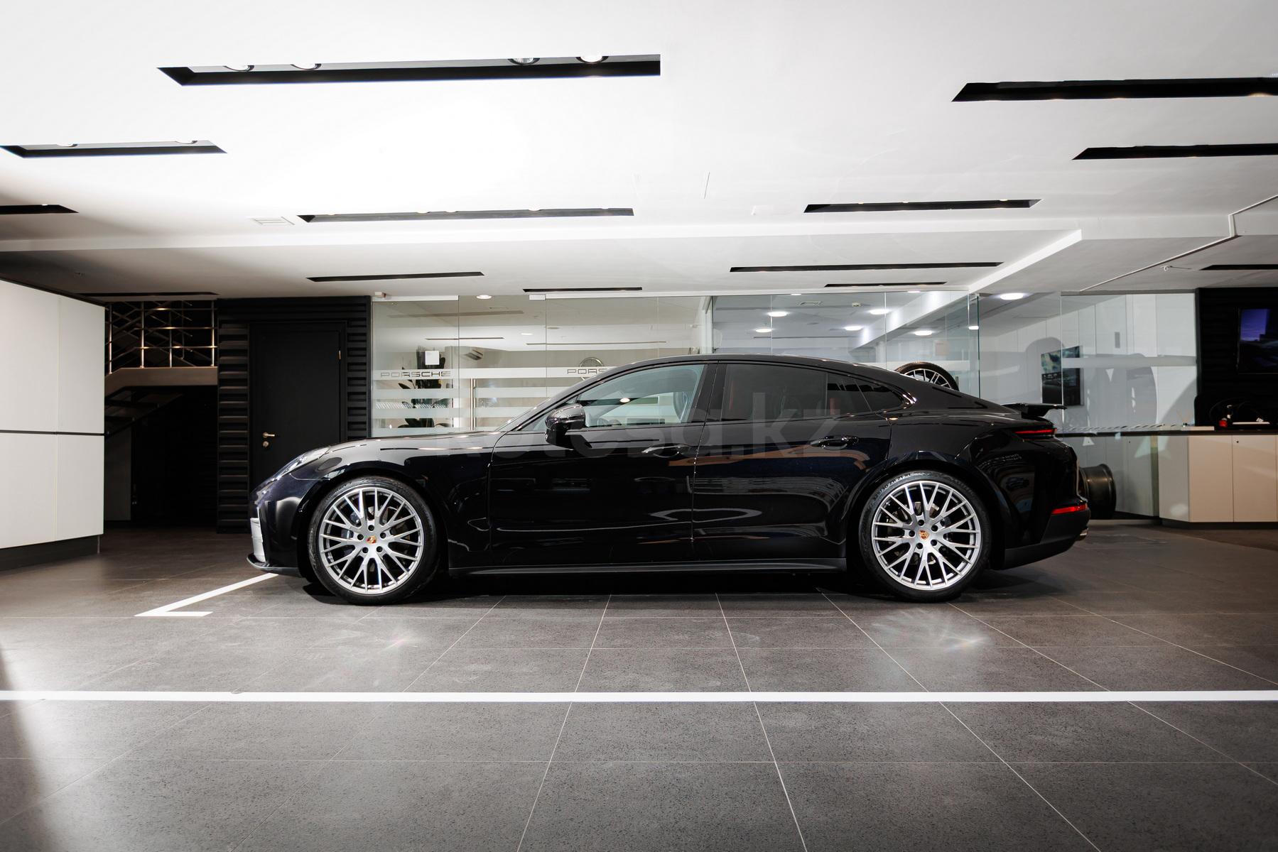 Porsche Panamera F 2023 - н.в. года от 108 000 000 тенге