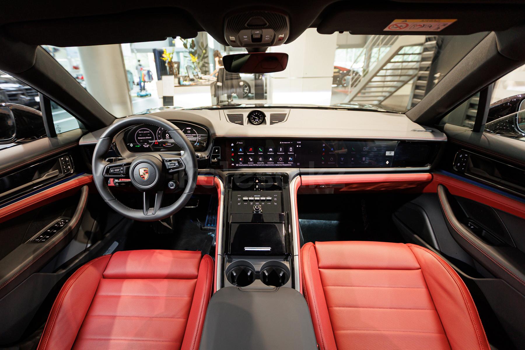 Porsche Panamera F 2023 - н.в. года от 108 000 000 тенге