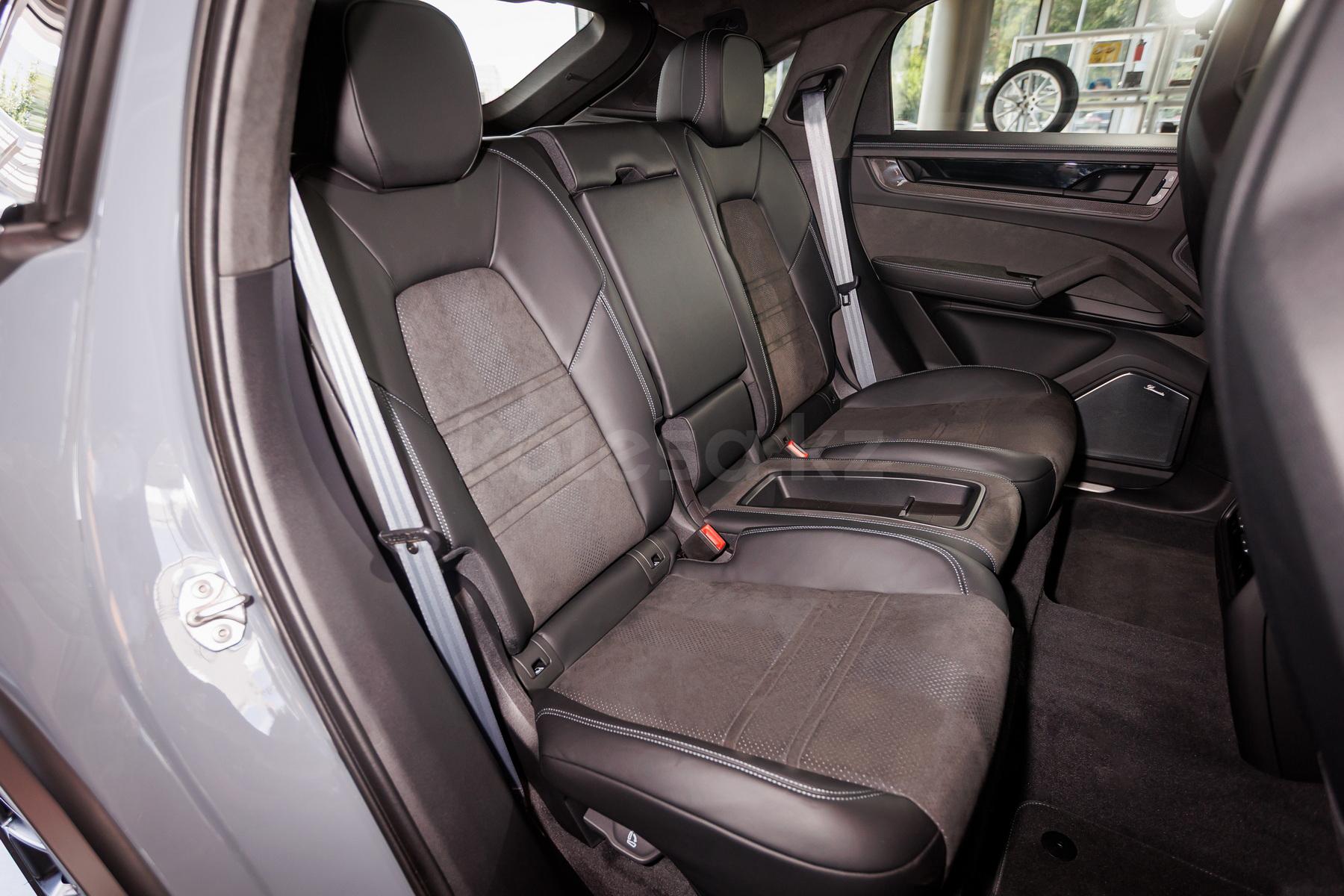 Porsche Cayenne Coupe SUV 2023 - н.в. года от 93 000 000 тенге