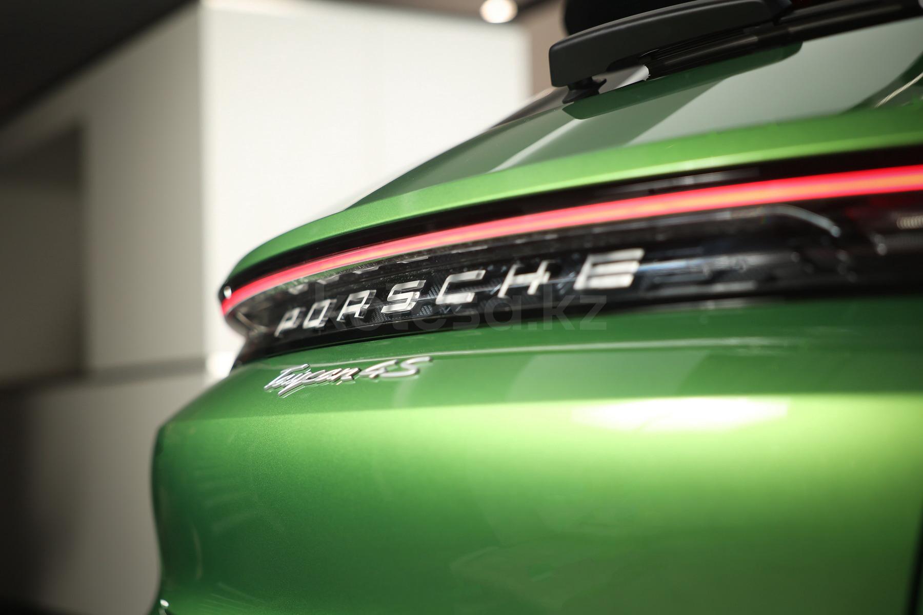 Porsche Taycan Cross Turismo S 2024 - н.в. года от 76 605 000 тенге