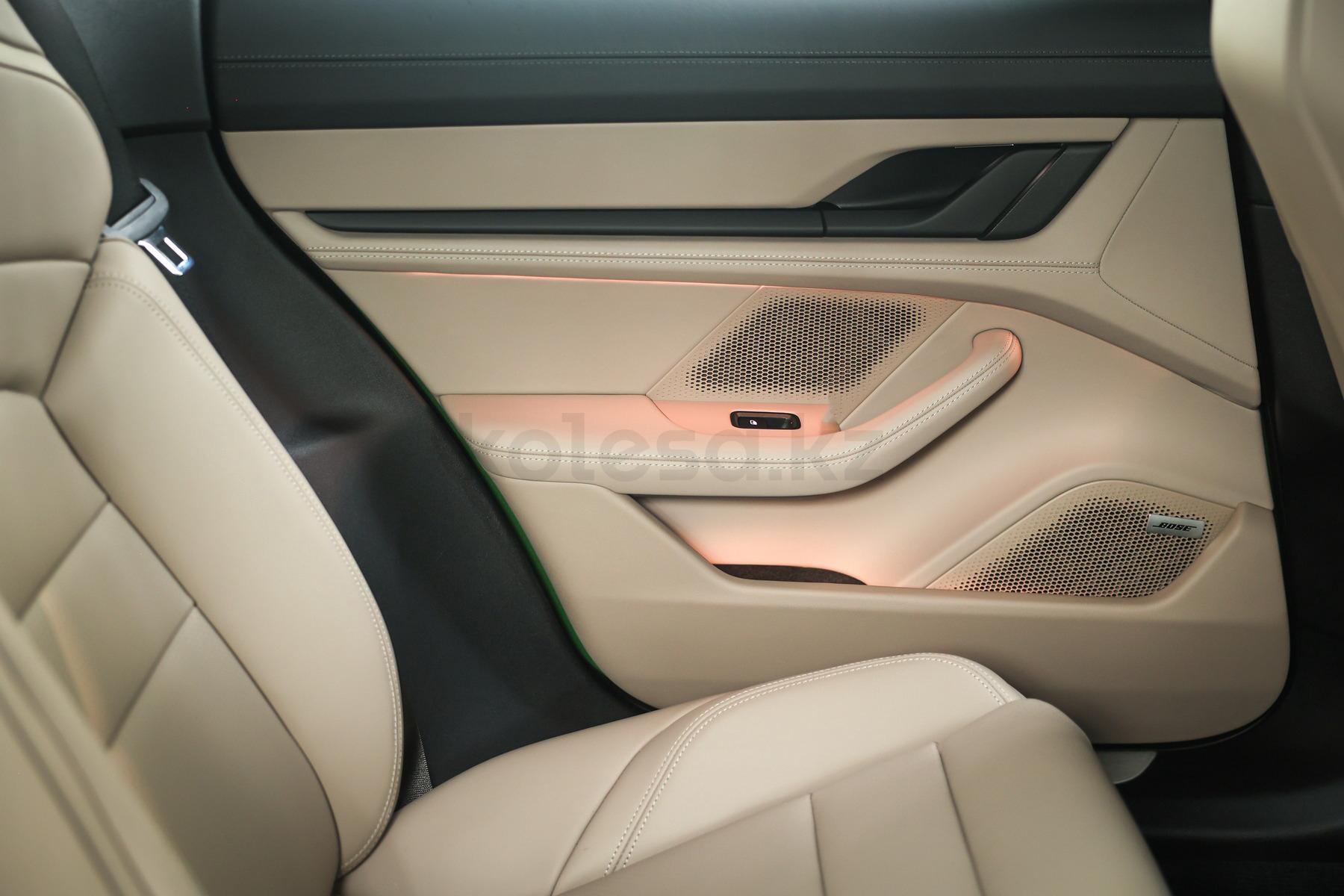 Porsche Taycan Cross Turismo S 2024 - н.в. года от 76 605 000 тенге