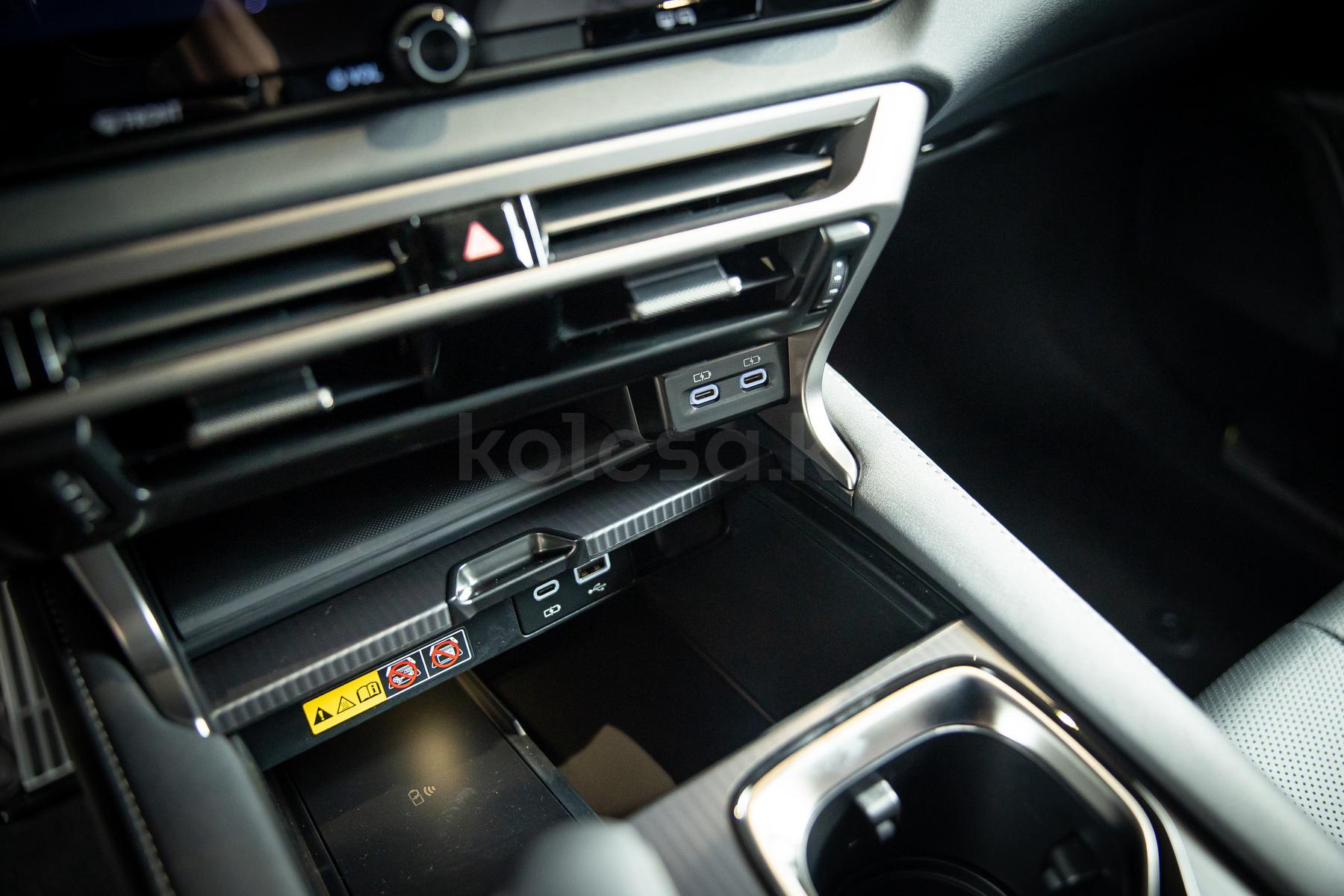 Lexus RX SUV 2022 - н.в. года от 46 490 000 тенге