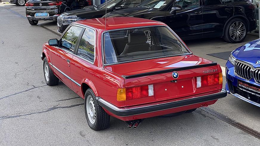 Автосалон продаёт BMW 323 (E30) без пробега за 120 тысяч евро