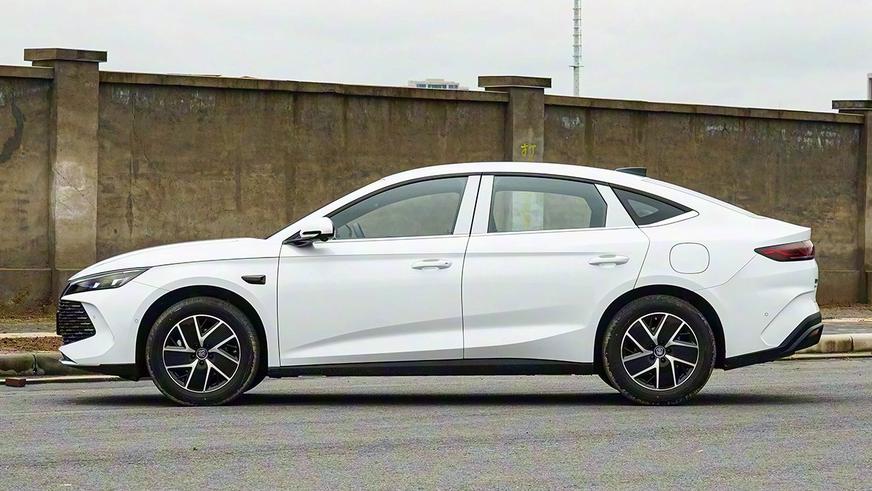 BYD улучшил гибридный седан Qin L. Известны цены
