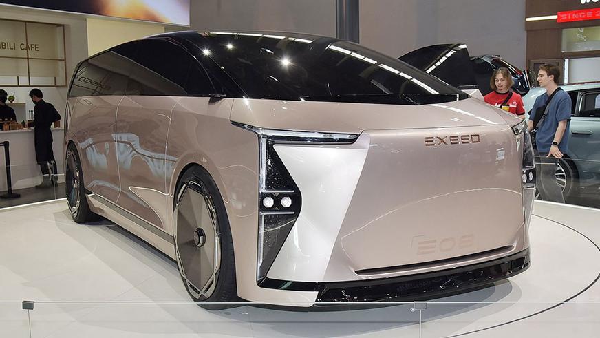 Exeed показала роскошный салон своего первого минивэна