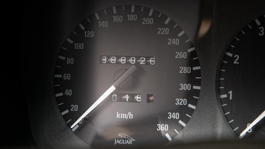 С молотка уйдёт самый быстрый суперкар 1990-х — он практически новый