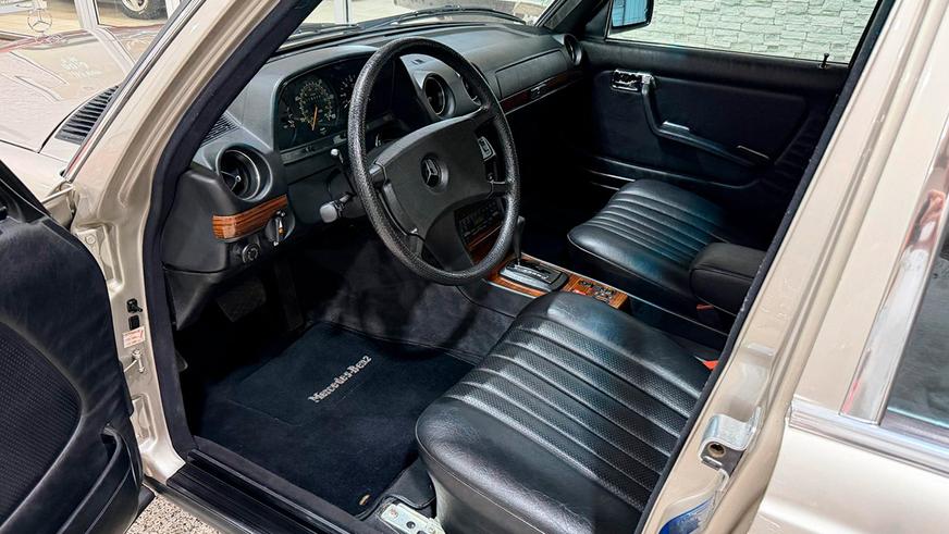 На торгах замечен Mercedes-Benz W123 почти без пробега