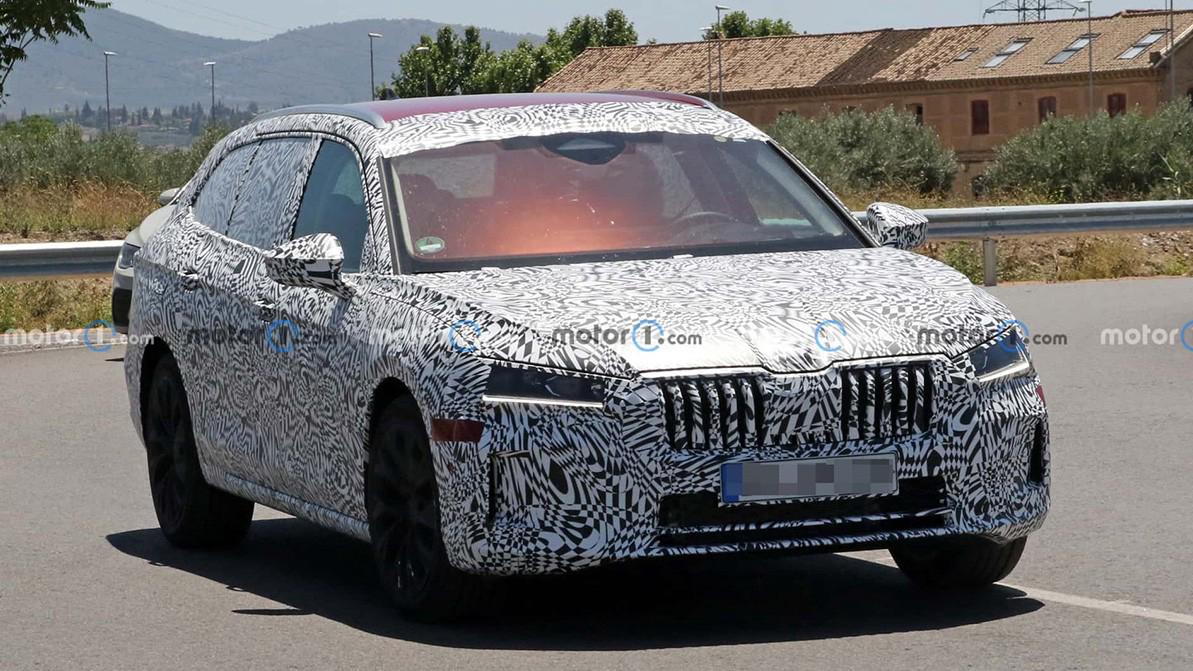 Универсал Škoda Superb нового поколения попался фотошпионам
