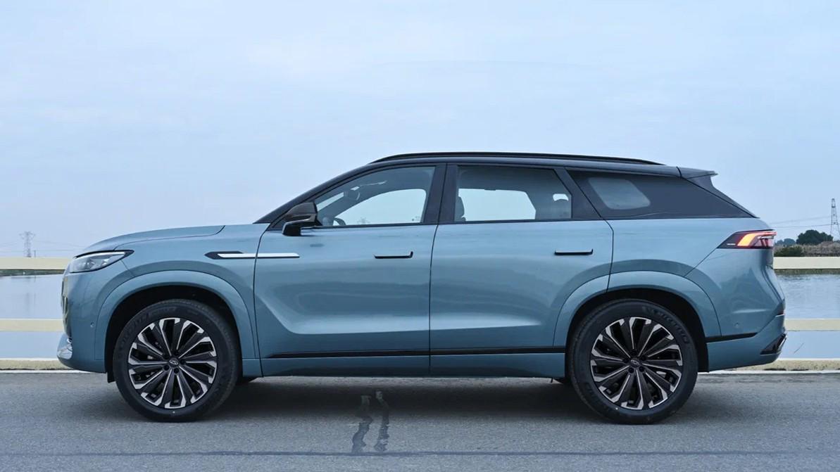 Новый флагманский кроссовер Chery оказался похож на Range Rover