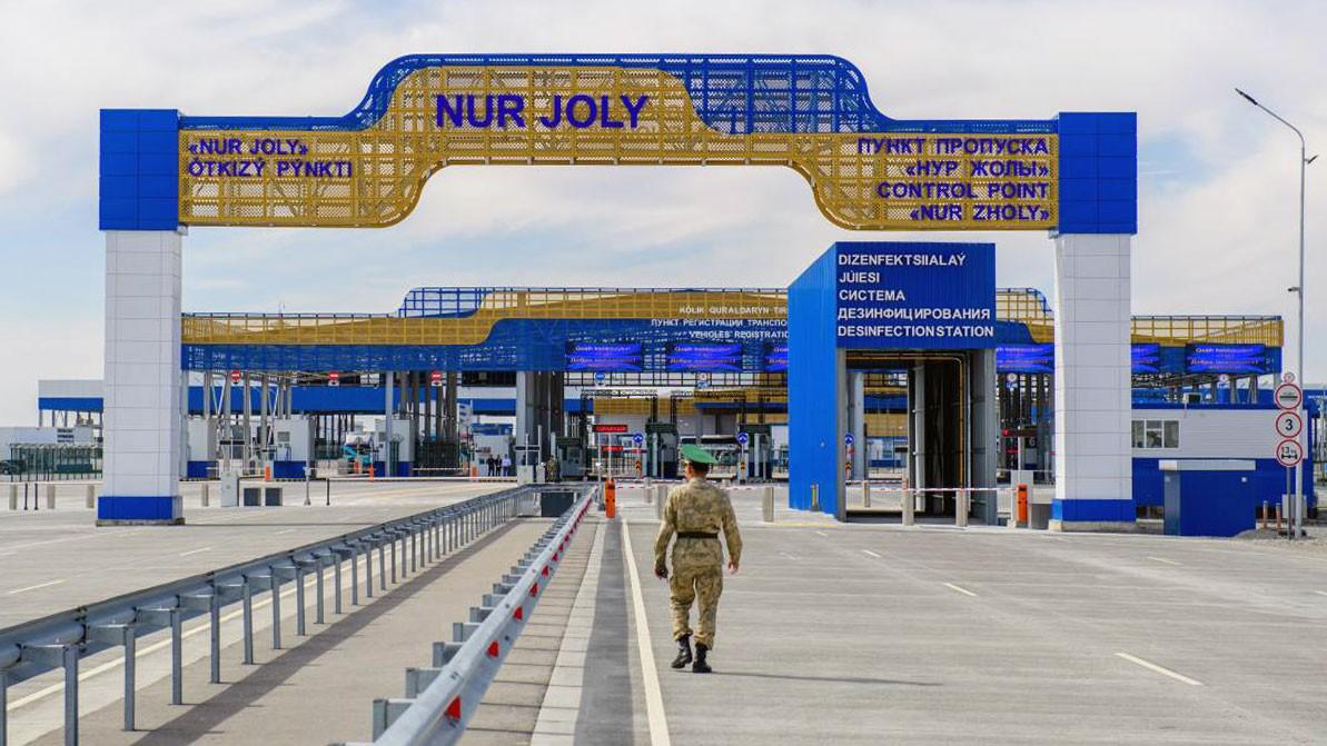 Автомобильные пункты пропуска на границе с Китаем закрыты на три дня