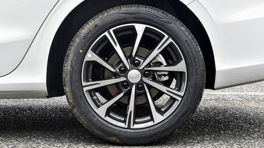 Geely снова обновит седан Emgrand: официальные фото