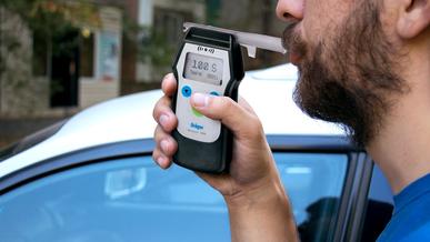 А ну, дыхни за тысячу баксов!