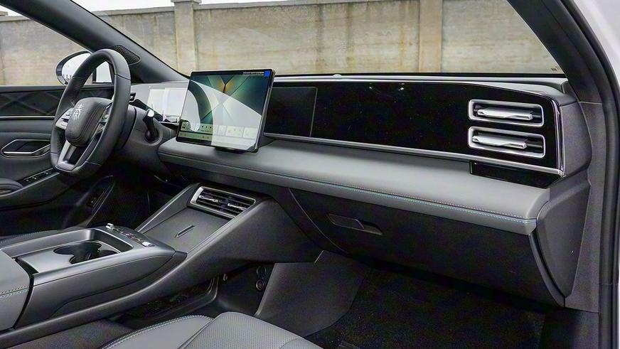 BYD улучшил гибридный седан Qin L. Известны цены