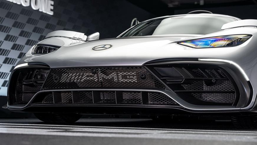 Серийный Mercedes-AMG One вышел в свет