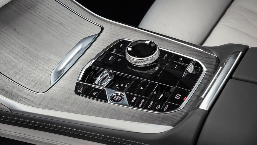 BMW X7 с обновлённым лицом. Первые фото