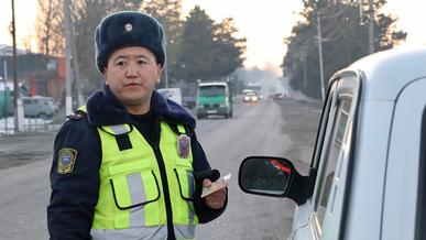 Қырғызстанда полиция жүргізушілердің білімін тексереді