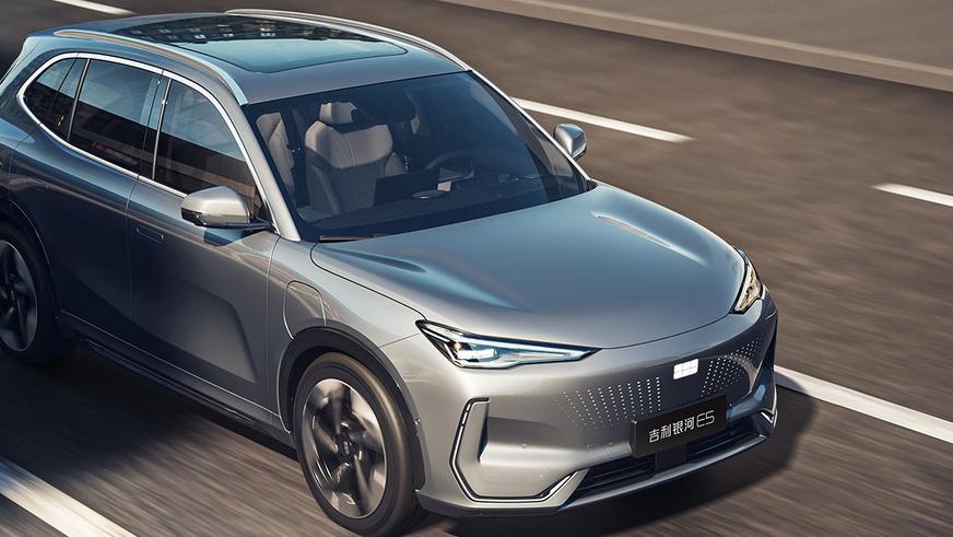 Новый кроссовер Geely проедет без подзарядки 530 км