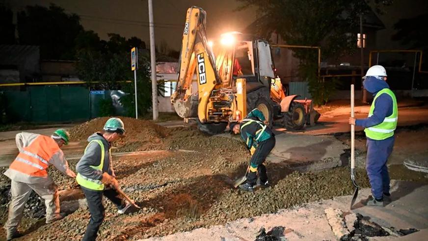 Более десятка авто повреждено на размытой дождём улице в Алматы