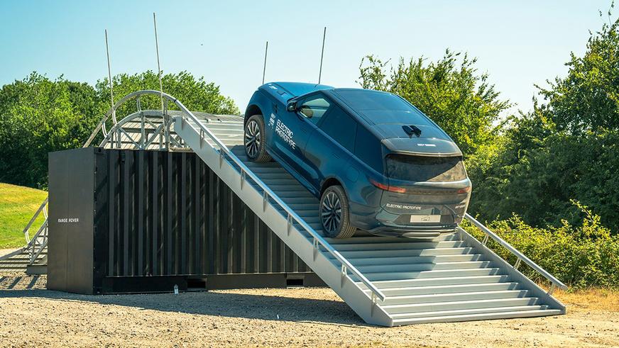 Электрический Range Rover Sport впервые показался на публике
