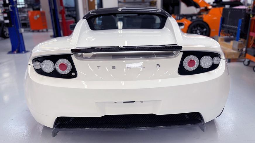 С молотка уйдёт практически новый Tesla Roadster из прошлого