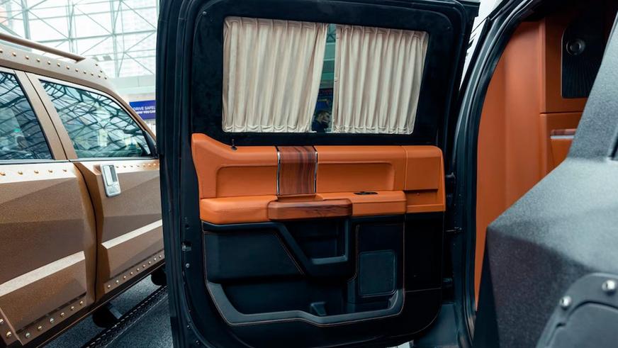 Брутальные внедорожники Toyota и Ford привезли тюнеры на выставку в Нью-Йорке