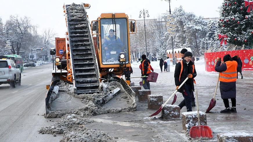 Гололедица и снежная каша на дорогах в минувшие праздники