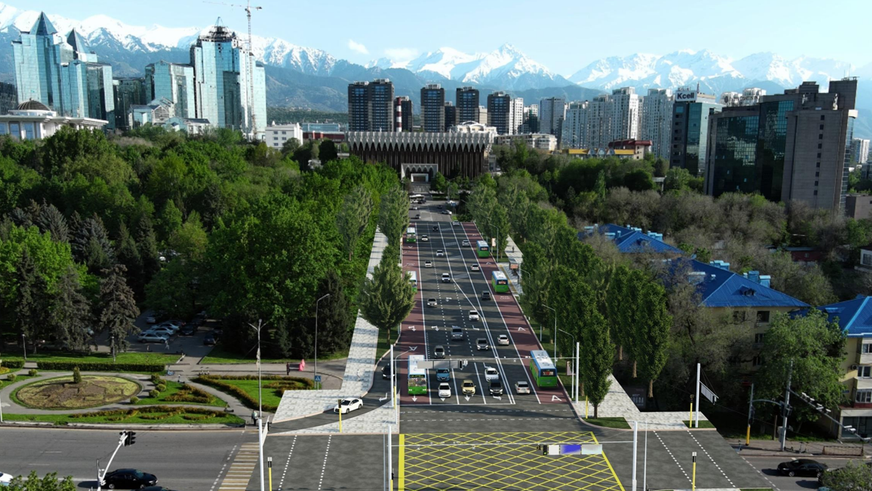 На улице Желтоксан в Алматы начали обустраивать BRT