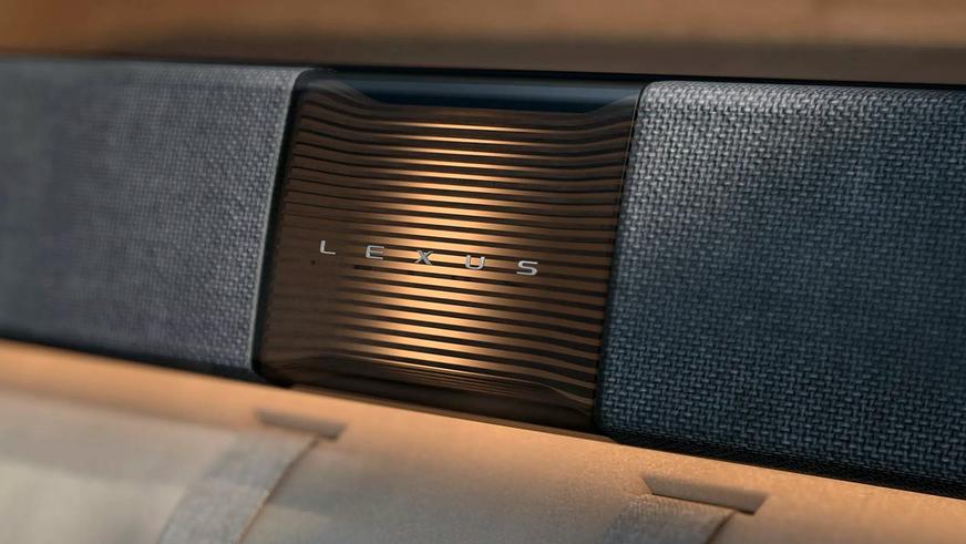 Lexus LS стал роскошным вэном с шестью колёсами