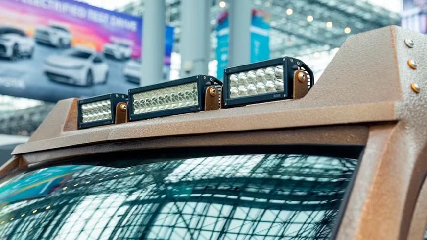 Брутальные внедорожники Toyota и Ford привезли тюнеры на выставку в Нью-Йорке