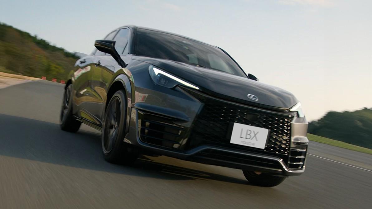 У Lexus появился небольшой, но злой кроссовер на механике