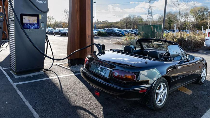 Классическую Mazda MX-5 превратили в электромобиль