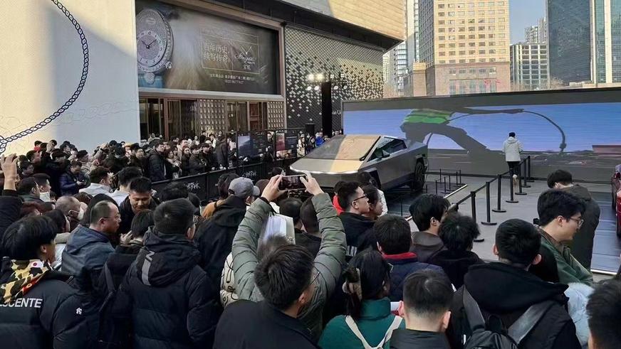 Tesla Cybertruck вызвал ажиотаж в Китае