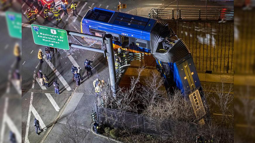 Автобус-«гармошка» рухнул с моста в Нью-Йорке