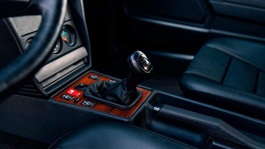 В продаже появился уникальный Mercedes-Benz 190E Evo II. Он новый