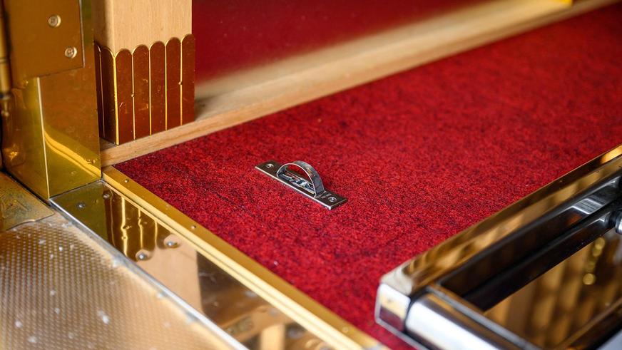 Необычный катафалк продали на торгах в США