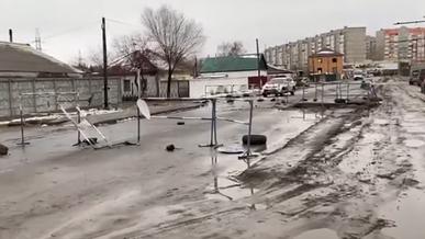 Два автомобиля провалились в яму на дороге в Павлодаре