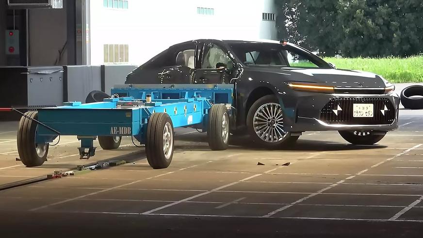 Toyota Crown назвали самым безопасным автомобилем Японии